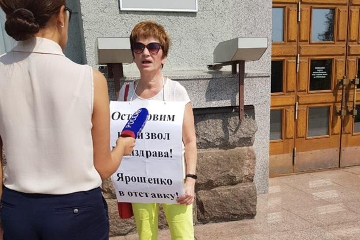 Одиночный пикет провела жительница Иркутска, возмущенная работой министерства здравоохранения области
