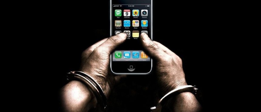 Пенсионер из Нижнеудинского района украл мобильный телефон у местного жителя, когда он находился в магазине одежды