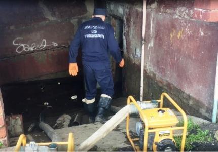 Спасатели МЧС продолжают оказывать адресную помощь жителям подтопленных районов. Видео