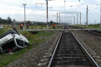 Трое мужчин погибли при столкновении грузового поезда с легковым автомобилем в Бурятии