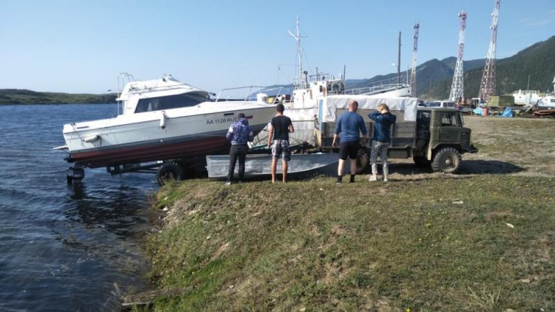Двоих иркутян спасли с дрейфующего катера на Байкале