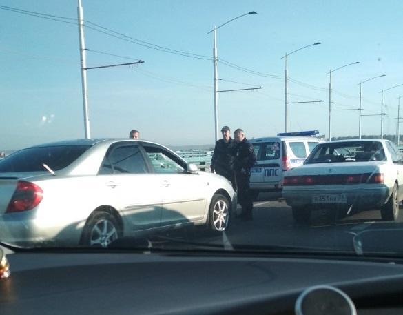 Мужчина с расстройством психики разбил автомобиль на Академическом мосту