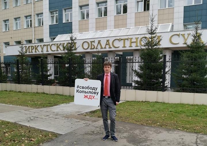 Одиночные пикеты в поддержку экс-мэра Ольхонского района проходят в Иркутске