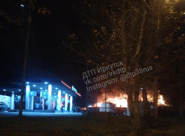 Складские помещения сгорели на улице Трактовой в Иркутске