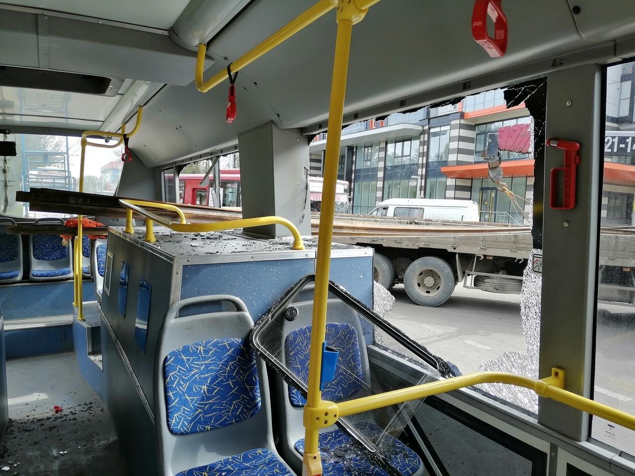 Стрела крана зацепила троллейбус на улице Ядринцева в Иркутске. Одна пассажирка пострадала