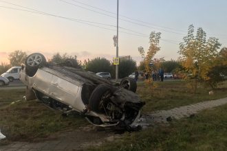 В Ангарске автомобиль наехал на двух пешеходов и опрокинулся