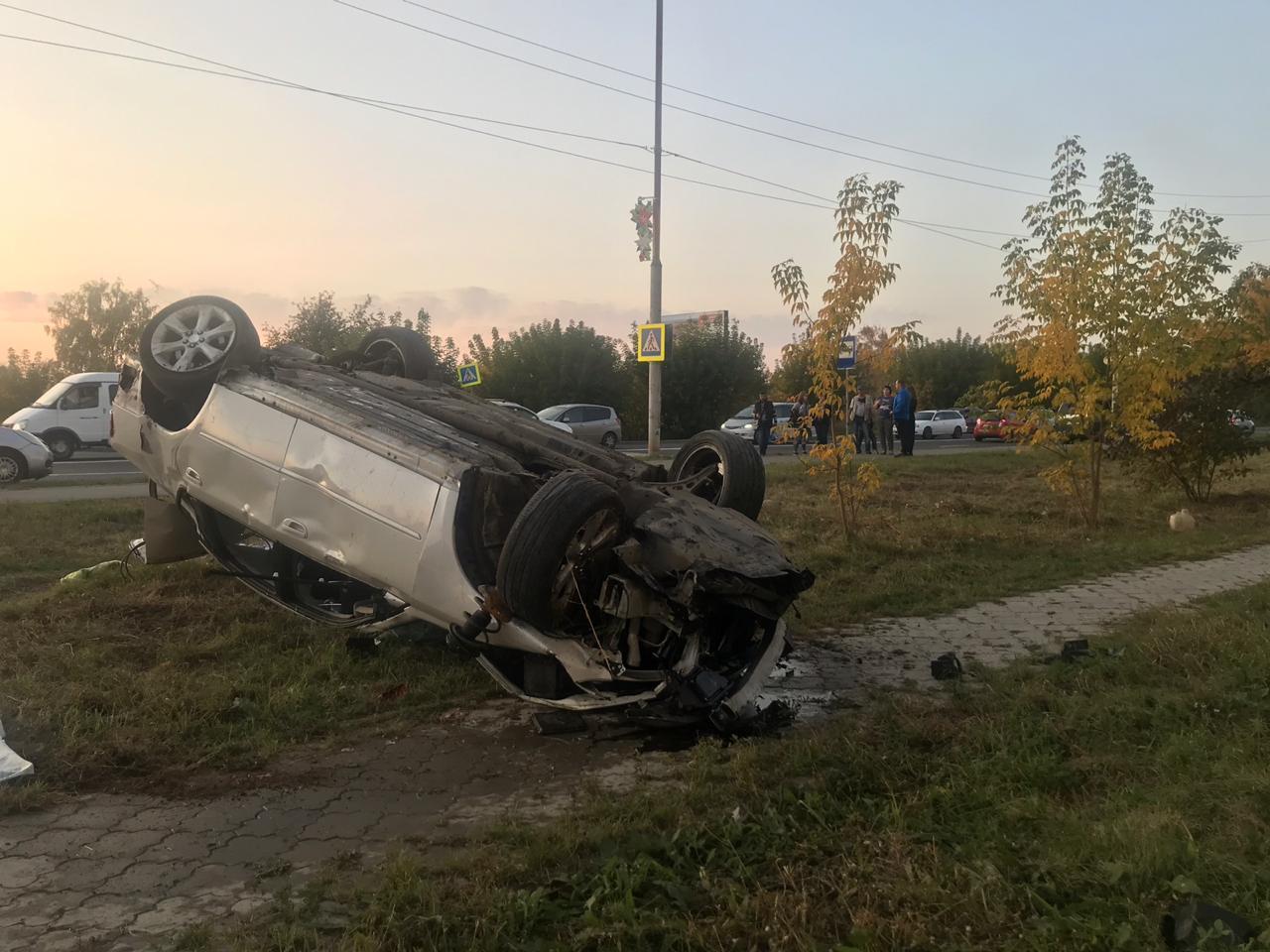 В Ангарске автомобиль наехал на двух пешеходов и опрокинулся
