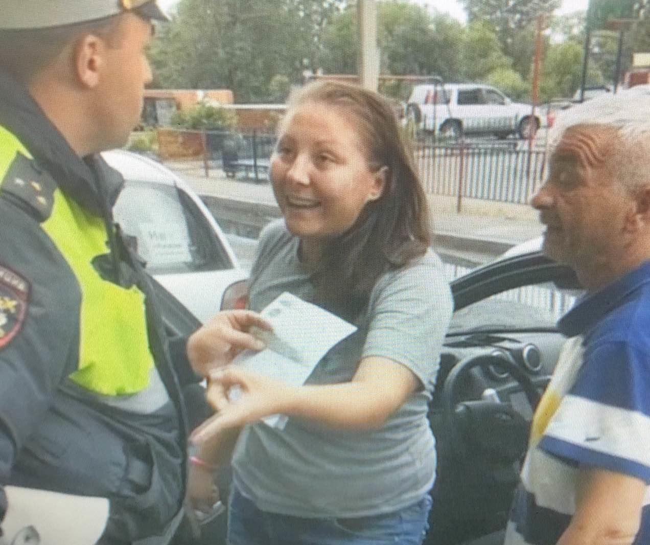 В Иркутске женщина напала на сотрудника полиции. Её объявили в розыск