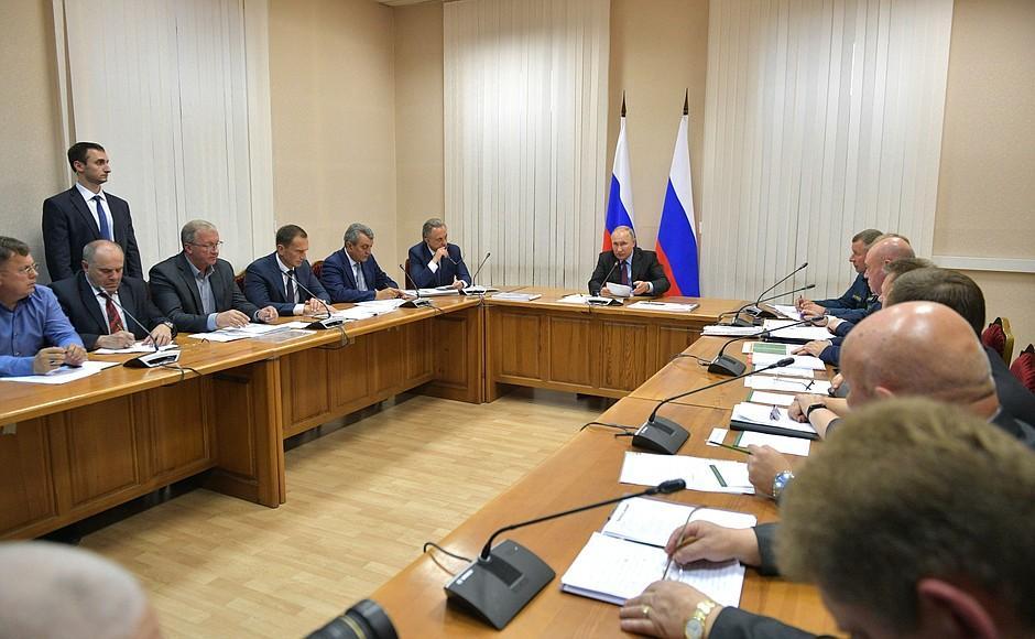 В. Путин заявил, что вопрос предоставления жилья пострадавшим от паводков решается слишком медленно