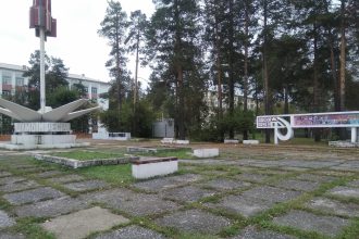 Жители Ангарска жалуются на заброшенное состояние площади на улице Маяковского
