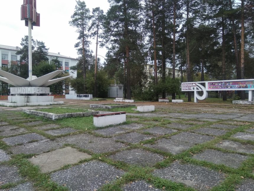 Жители Ангарска жалуются на заброшенное состояние площади на улице Маяковского
