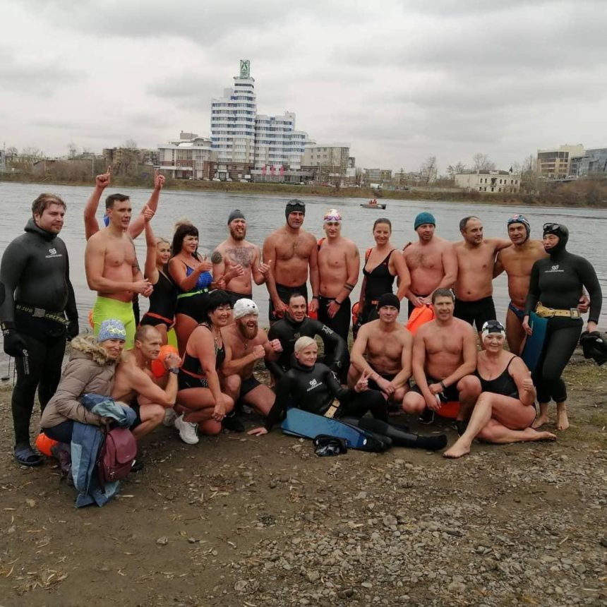 25 иркутян переплыли Ангару и открыли зимний сезон плавания