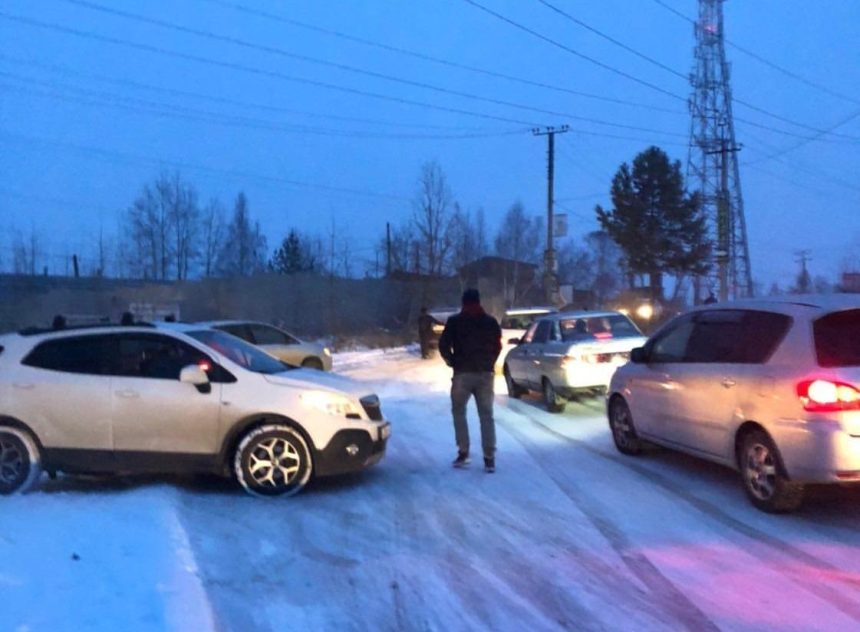 ДТП с участием 11 автомобилей произошло утром 22 октября на выезде из микрорайона Березовый в Иркутске