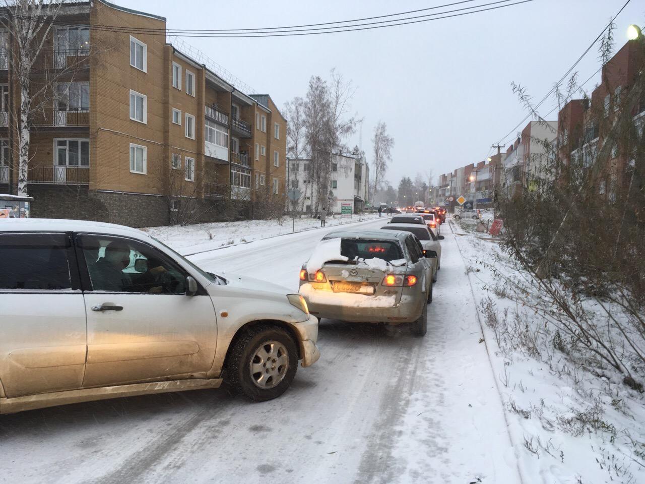 ДТП с участием 11 автомобилей произошло утром 22 октября на выезде из микрорайона Березовый в Иркутске