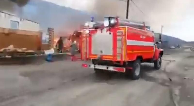 Два частных дома сгорело в Большом Голоустном