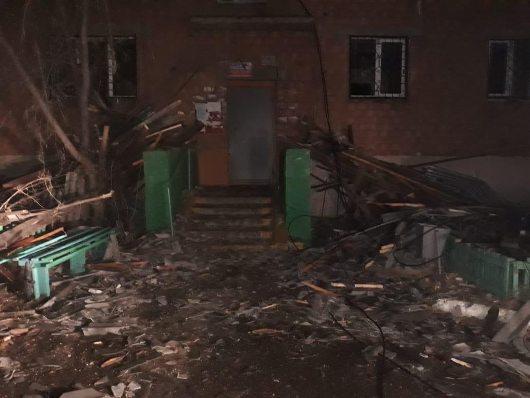 Два дома частично разрушены в Алзамае и в Тулуне из-за ветра