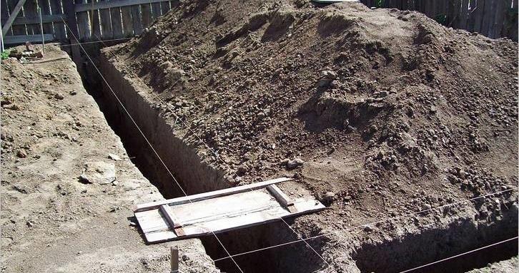 Двое рабочих погибли в Ленинском районе Иркутска при обвале грунта