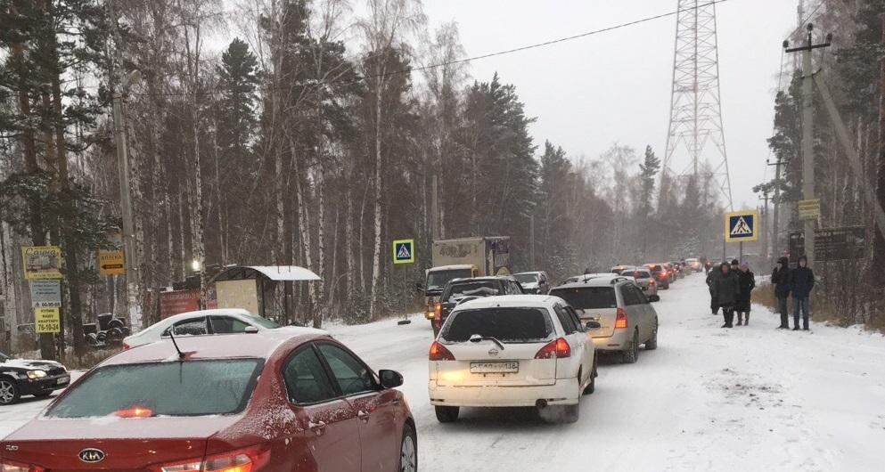 Иркутск встал в пробках утром 22 октября из-за снега
