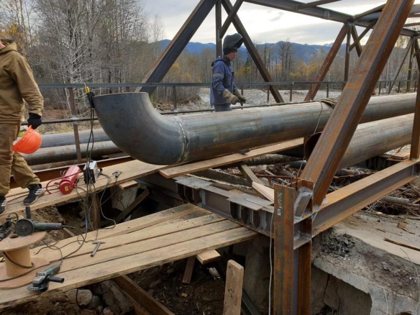 Канализационный коллектор через реку Солзан, частично разрушенный паводками в Байкальске, отремонтировали
