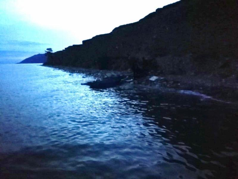 Лодка с двумя рыбаками перевернулась на Байкале. Все живы