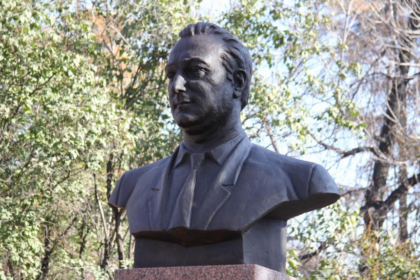Памятник градоначальнику Николаю Салацкому открыли в Иркутске