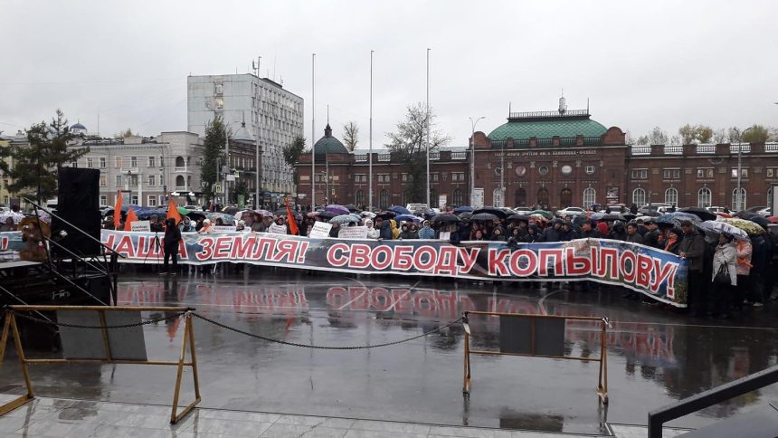 Почти тысяча человек пришли на митинг в защиту экс-мэра Ольхонского района Сергея Копылова