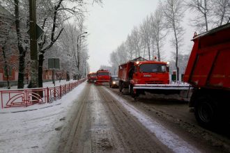 Почти тысячу тонн песко-соляной смеси высыпали на дороги Иркутска с ночи 22 октября