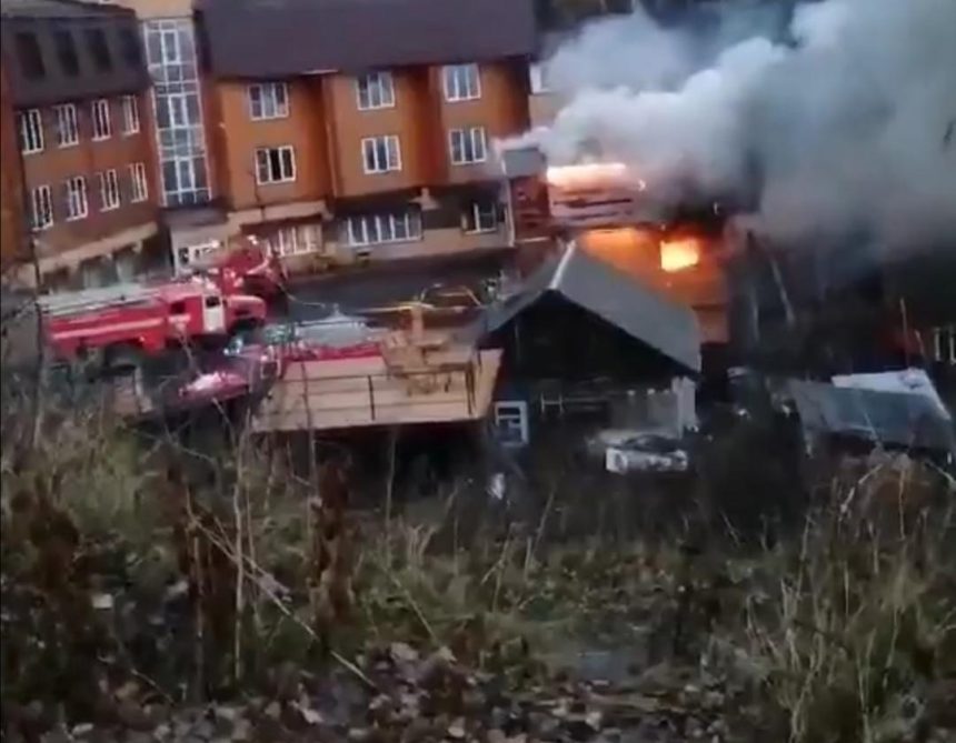Пожар в гостиничном комплексе "Созвездие Байкала" в Листвянке