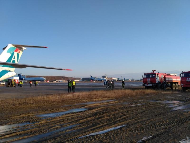 Самолет из Иркутска выкатился при посадке в Мирном за пределы взлетной полосы. Фото с места