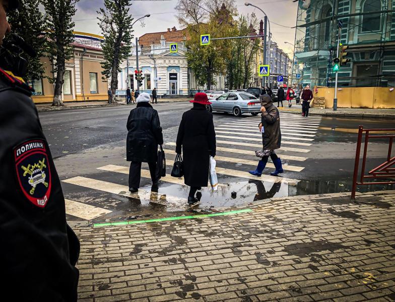 Специальный светофор для любителей смотреть в экран телефона на ходу появился в Иркутске