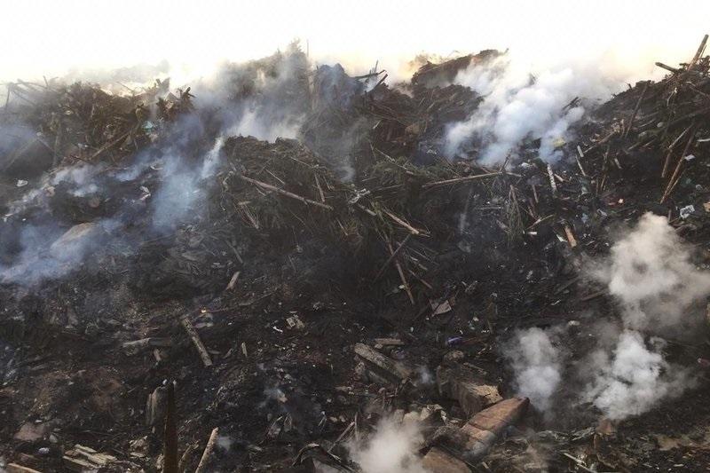 Строительный мусор, оставшийся после паводков, горит на площади в три гектара в Тулуне