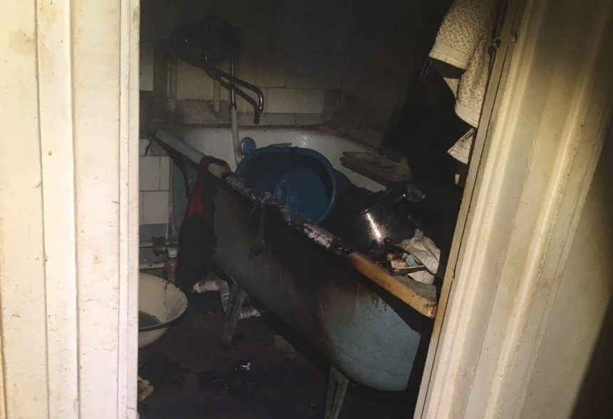 Троих человек спасли на пожаре в доме на улице Донской в Иркутске