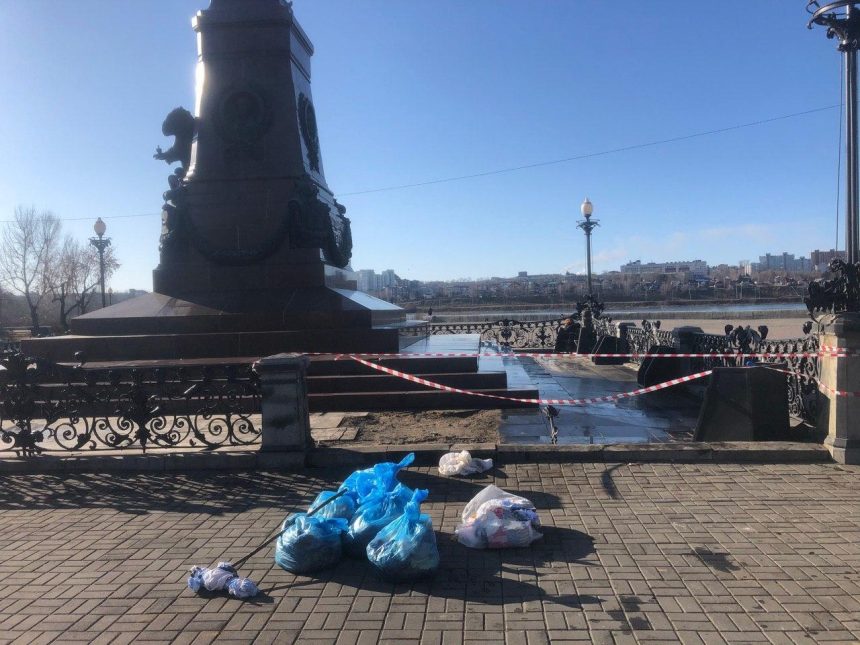 Автомобилист въехал в памятник императору Александру III в Иркутске
