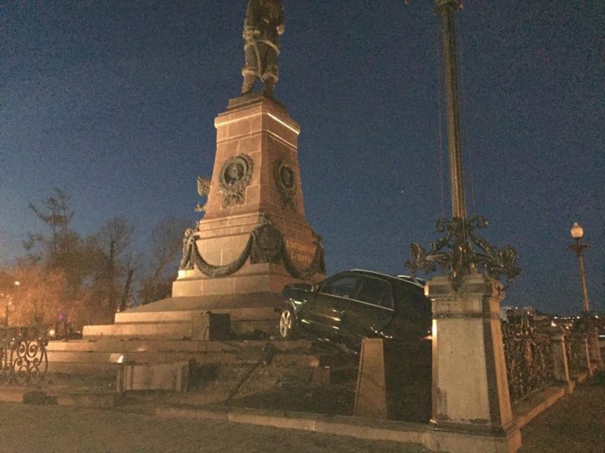 Автомобилист въехал в памятник императору Александру III в Иркутске