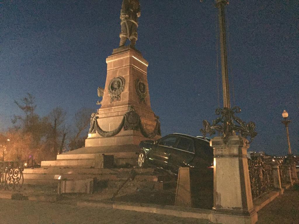 Автомобилист въехал в памятник императору Александру III в Иркутске -  Иркутск Сегодня