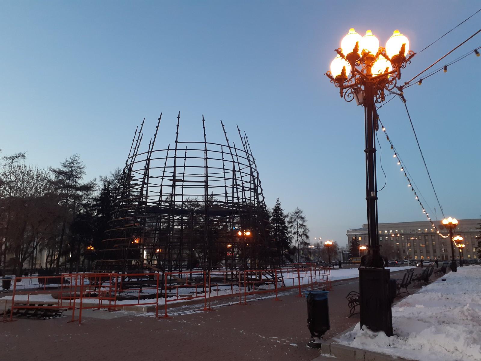 Главную ёлку Иркутска начали устанавливать в сквере Кирова