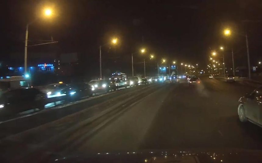 КАМАЗ столкнулся с легковым автомобилем и врезался в ограждение на Академическом мосту в Иркутске