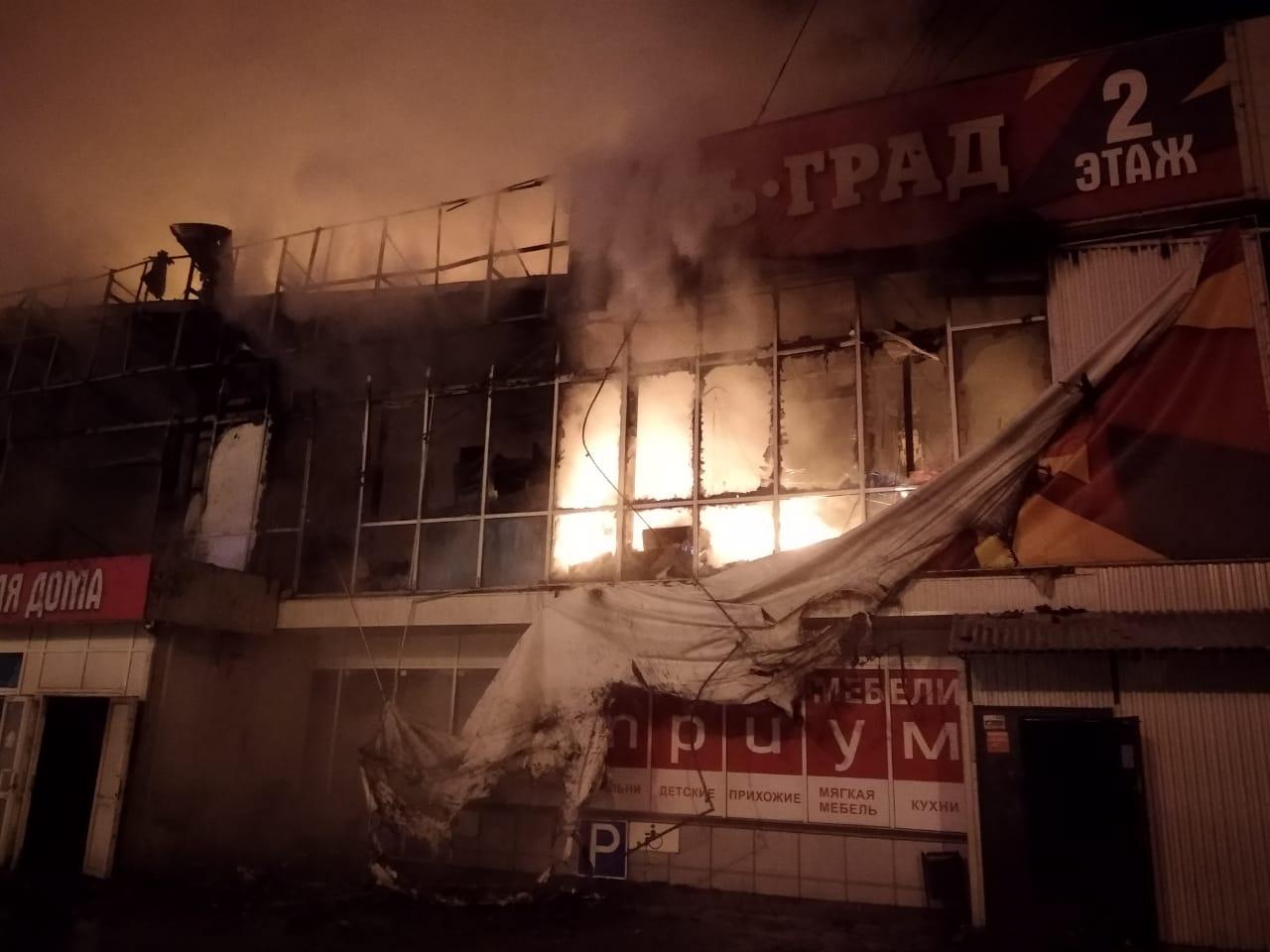 Мебельный центр сгорел на улице Сергеева в Иркутске. Фото и видео