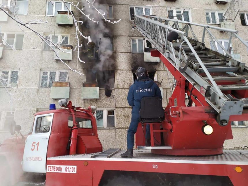 Огнеборцы спасли 38 человек во время пожара в жилом доме в Усть-Илимске