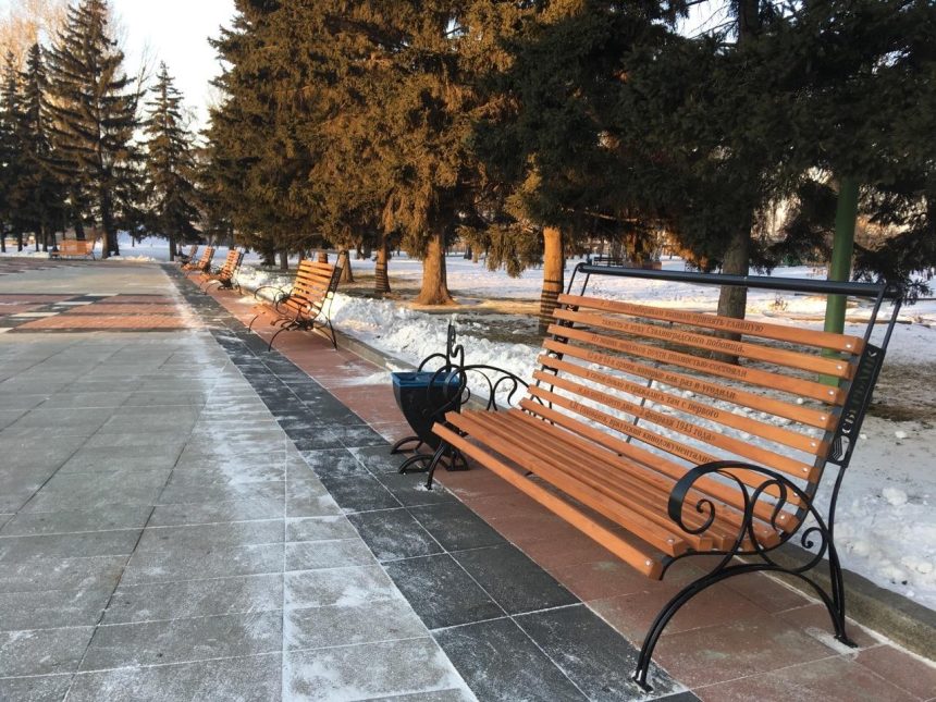 Парковые диваны с цитатами устанавливают на общественных пространствах в Иркутске