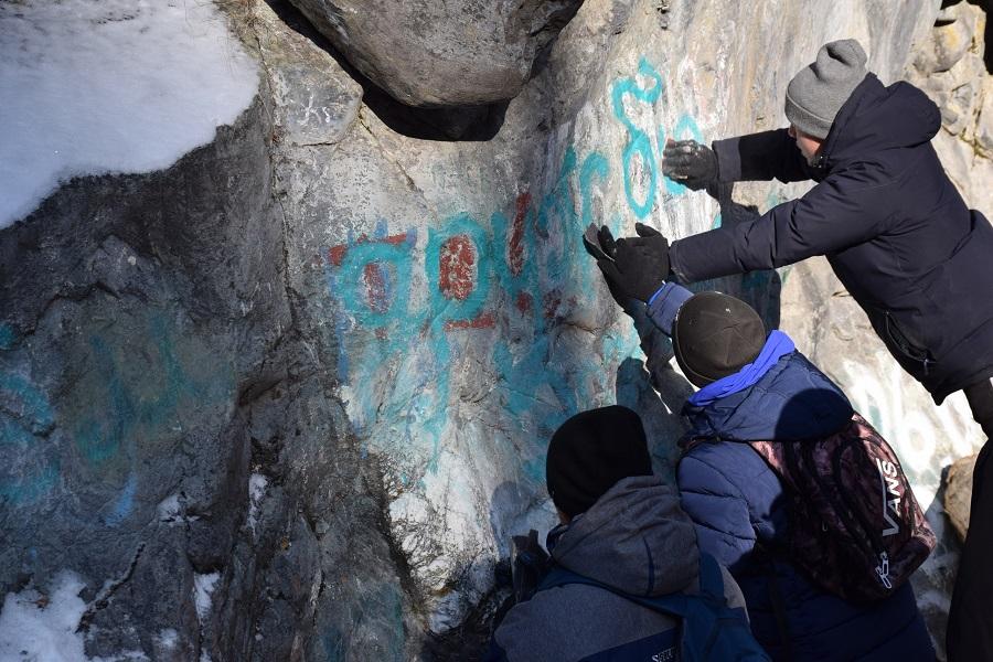 Скалы у первого водопада в Аршане очистили от надписей