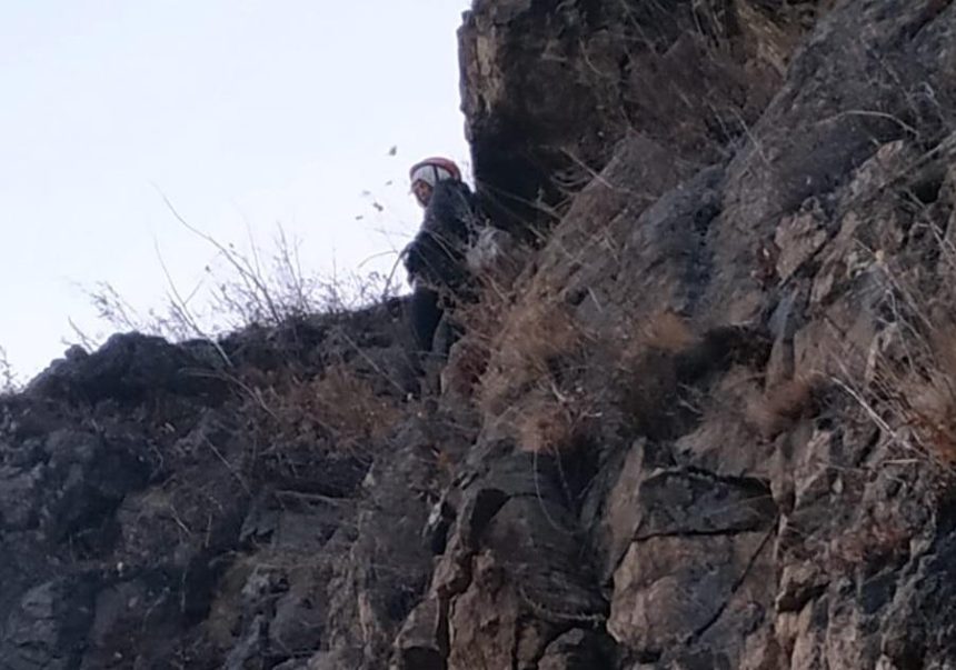 Спасатели сняли туристку со скалы в районе КБЖД