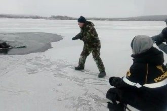 Трое ангарчан спасли мужчину, провалившегося под лед залива Кривая