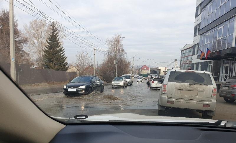 Трубу прорвало на улице Красноярской в Иркутске