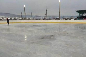 В селе Холмогой Заларинского района построили хоккейный корт