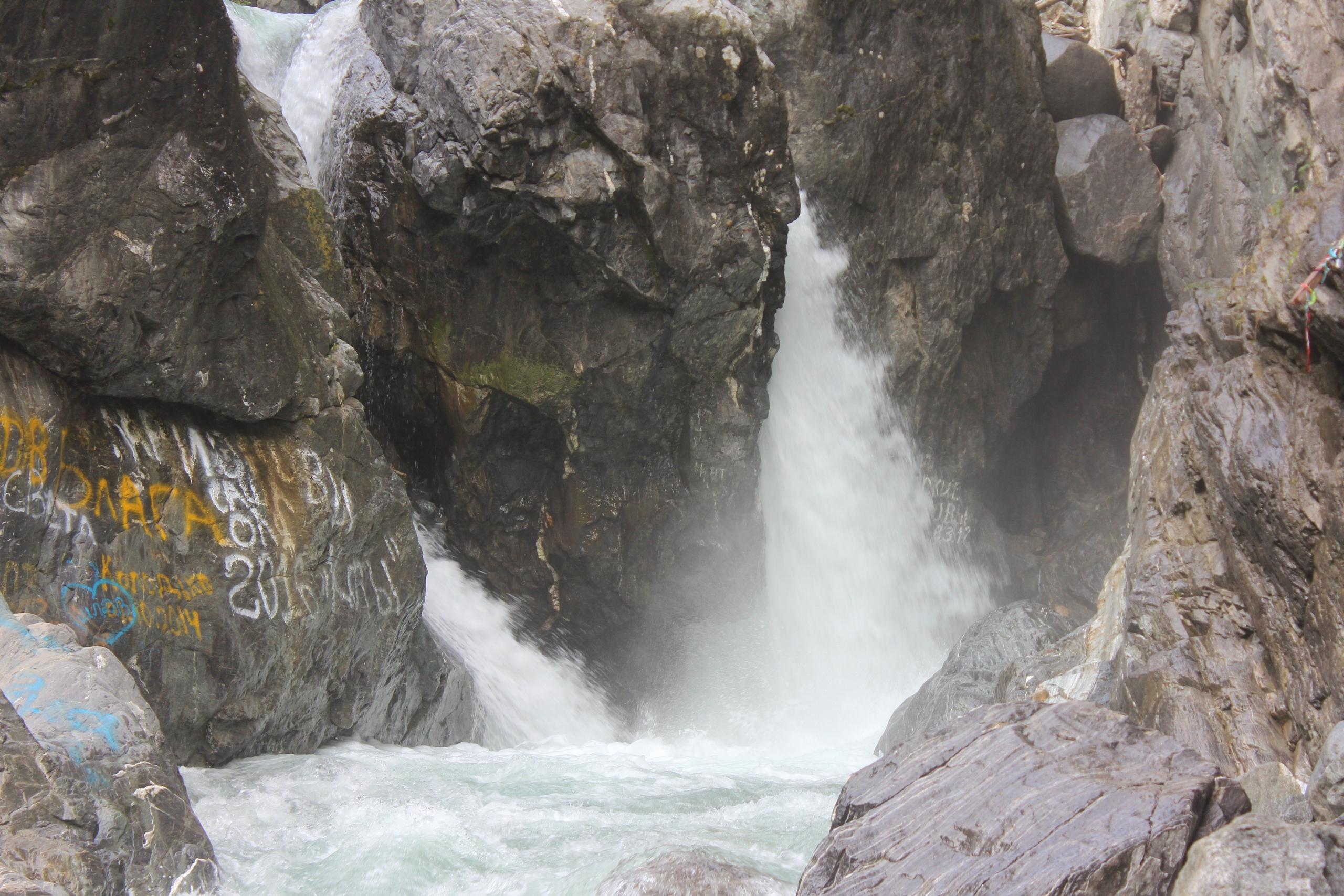 Волонтеров приглашают на акцию по очистке скал в Аршане от надписей