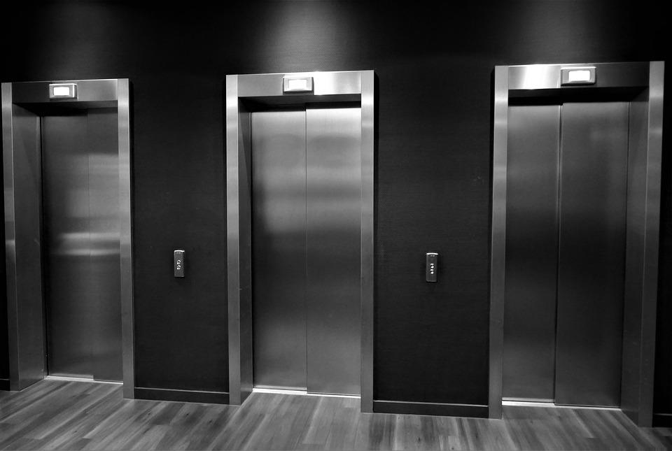 Арбитражный суд Иркутской области начал процедуру банкротства в отношении лифтовой компании "Звезда". Банкротом компания пока не признана
