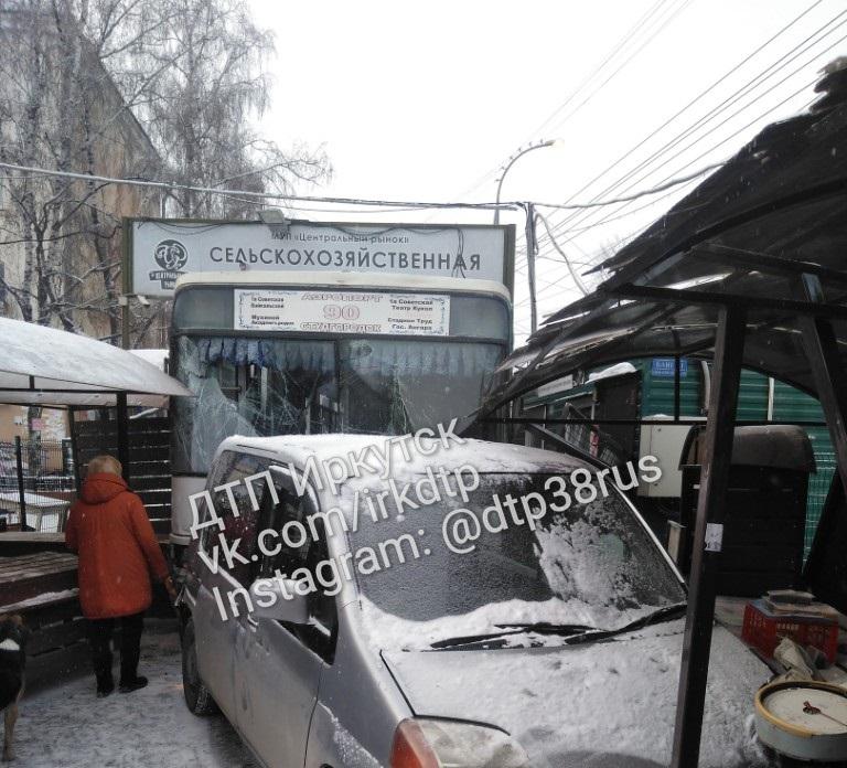 Автобус с иномаркой протаранили торговые ряды на остановке Энергетиков в Иркутске