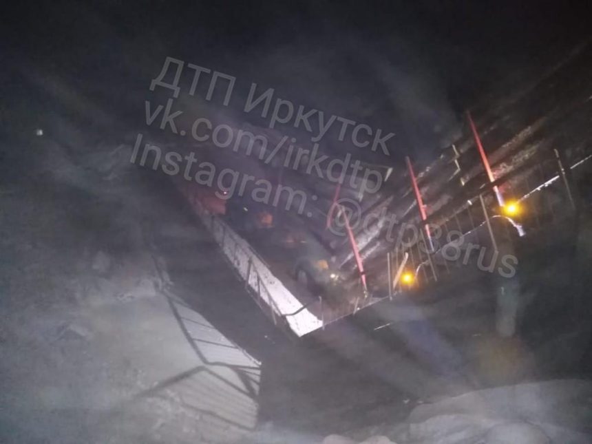 Автомобильный мост сломался в селе Макарово Киренского района