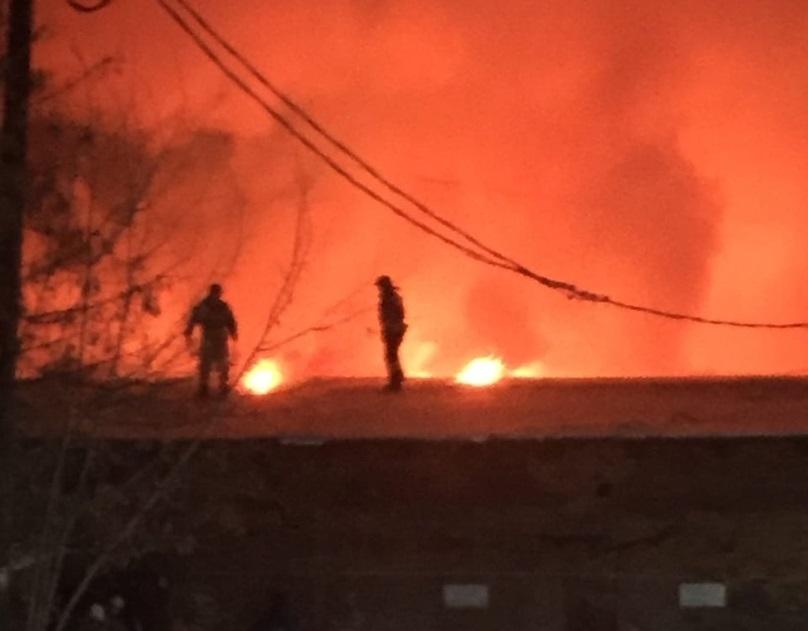 Деревянное здание горит в центре Иркутска